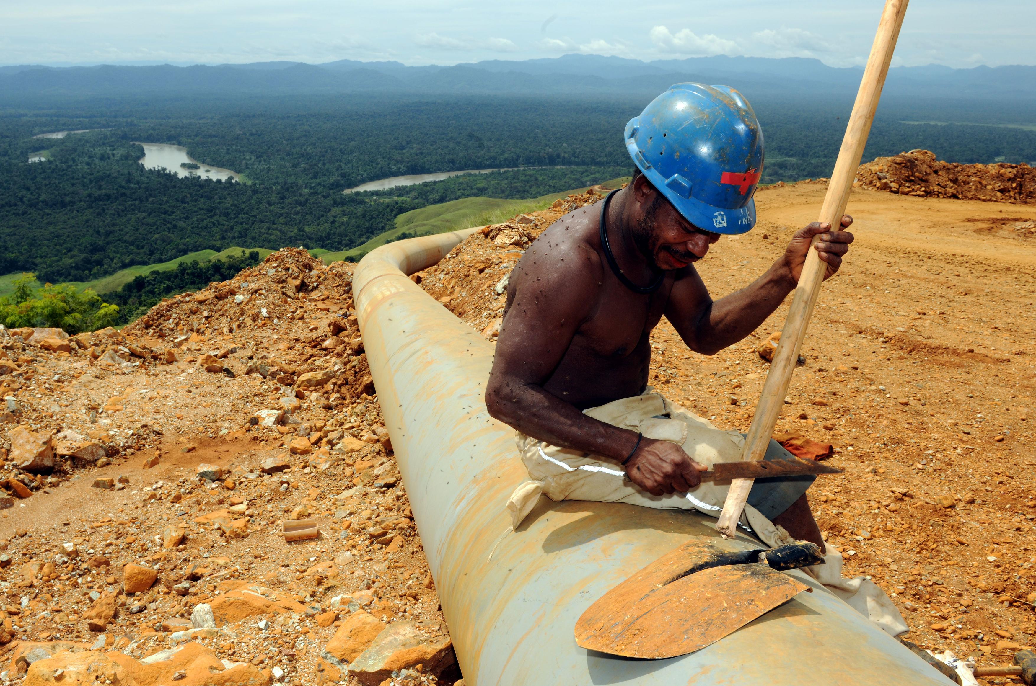 Arbeiter arbeitet an Pipeline