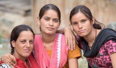 Tägliches Leben: Porträts junger Frauen im Navdanya-Projekt-Dorf Gundiyat Gaon am 16.09.15.  Projektpartner: Navdanya (Bedeutung (Hindi): neun Samen)