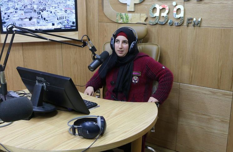 Die 28-jährige Isra Abu Daoud hat eine eigene Sendung zum Thema Menschen mit Behinderungen auf Radio Hebron. 