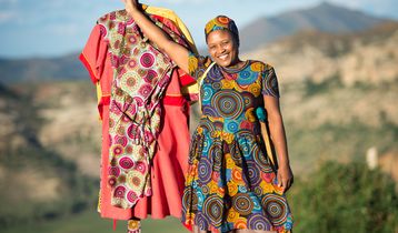 LesothoMarorisang Souru (41) ist eine Schneiderin und lebt im Dorf Malimong Ha Tsimatsi im ländlichen Lesotho. Nach einem Unfall in ihrer Kindheit ist sie körperbehindert und kann nur noch kurze Strecken mit einer Holzkrücke gehen. Das hat Marorisang Souru aber nicht davon abgehalten, einen Beruf zu ergreifen und auf eigenen Beinen zu stehen. Als Schneiderin fertigt sie inzwischen Schuluniformen, vor allem aber traditionelle Kleider für festliche Anlässe.Foto: Helge Bendl / Brot für die WeltAlle Rechte vorbehalten. // All rights reserved.