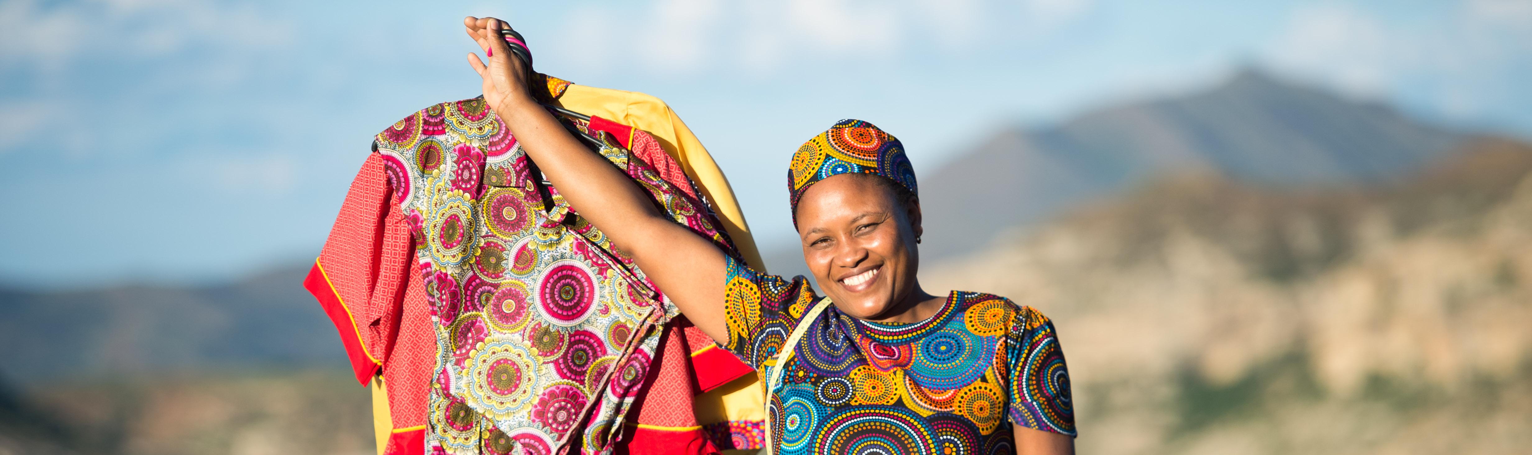 LesothoMarorisang Souru (41) ist eine Schneiderin und lebt im Dorf Malimong Ha Tsimatsi im ländlichen Lesotho. Nach einem Unfall in ihrer Kindheit ist sie körperbehindert und kann nur noch kurze Strecken mit einer Holzkrücke gehen. Das hat Marorisang Souru aber nicht davon abgehalten, einen Beruf zu ergreifen und auf eigenen Beinen zu stehen. Als Schneiderin fertigt sie inzwischen Schuluniformen, vor allem aber traditionelle Kleider für festliche Anlässe.Foto: Helge Bendl / Brot für die WeltAlle Rechte vorbehalten. // All rights reserved.