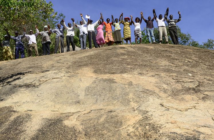Projekt Regenwasserauffang an einem Felsen und Speicherung in Tanks zur Nutzung in Dürreperioden, zementierte Auffangrinne für Regenwasser Projektpartner ADS-MKE - Anglican Develoment Service - Mount Kenya EastAnglican Develoment Service Mount Kenya East
