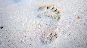 Testamentspende: Fußabdruck im Sand
