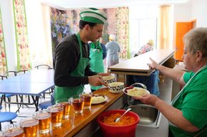 Oleg beim Küchendienst. Foto: Hope and Health