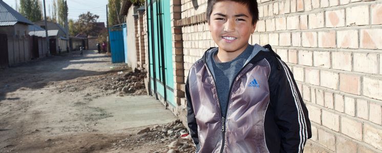 Nurdooelot Iljasuulu (12) vor seinem Haus. Er hat frueher im Day Center gegessen, aber mittlerweile ist seine Familie hierauf nicht mehr angewiesen, weil beide Eltern einen Job haben. (c) 2013 Kathrin Harms