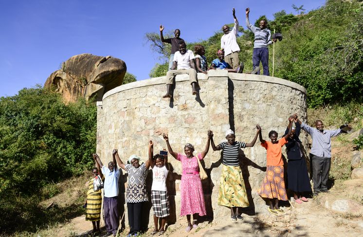 Projekt Regenwasserauffang an einem Felsen und Speicherung in Tanks zur Nutzung in Dürreperioden Projektpartner ADS-MKE - Anglican Develoment Service - Mount Kenya EastAnglican Develoment Service Mount Kenya East