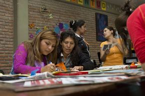 Frauen der Organisation CJA in Bolivien sitzen an einem Tisch
