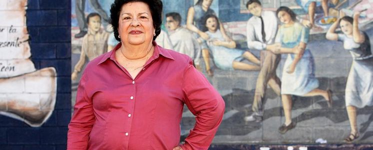 Vilma Nunez de Escorcia (79) posiert vor Muralen im Zentrum von Leon. Frau Nunez ist Juristin, Gruenderin und Praesidentin von CENIDH (Centro Nicaraguense de Derechos Humanos), deren Arbeit seit der Gruendung von BfdW unterstuetzt wird. CENIDH ist in ganz Mittelamerika sehr anerkannt. Als Mitglied der Sandinistischen Befreiungsfront wurde sie inhaftiert und gefoltert, von 1979-87 war sie Vizepraesidentin des Obersten Gerichtshofs Nicaraguas und bis 1990 Nationale Beauftragte fuer Menschenrechte. 1996 kandidierte sie gegen Daniel Ortega und wurde 2001 Opfer von Morddrohungen, die AI zu einer Urgent Action veranlassten. 2006 war sie Richterin der Permanent Tribunal of the People in der Verhandlung gegen Coca Cola, Nestle und Chiquita Brands wegen deren Menschenrechtsverletzungen (Recht auf Ernaehrung) in Kolumbien. Foto: Kathrin Harms 50 engagierte; 50 Engagierte