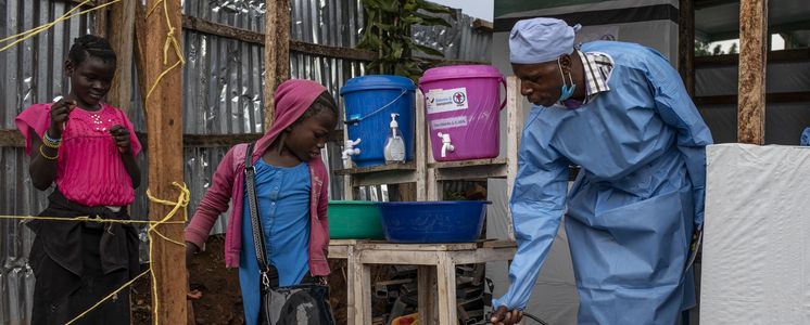 Dr. Gilbert Kasereka (42) desinfiziert mit chloriertem Wasser die Füße eines Mädchens. Komanda, Provinz Ituri, Demokratische Republik Kongo, 22. Mai 2019. Der Ausbruch von Ebola im vergangenen Jahr in der Demokratischen Republik Kongo ist der zweitschlimmste in der Geschichte, hat mehr als 1.900 Menschen infizierte und bis Anfang Juni 2019 über 1.300 Menschen getötete und verschärft die ohnehin schon schwierige Situation für Hilfsorganisationen.