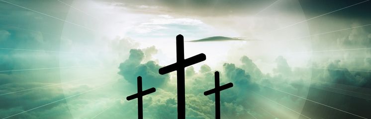Drei große Kreuze auf einem Berg
