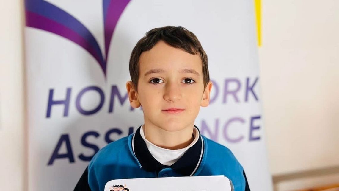 Portraitfoto, ein Junge lächelt in die Kamera.