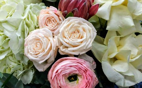 Blumensträuße mit weißen und rosaroten Blumen
