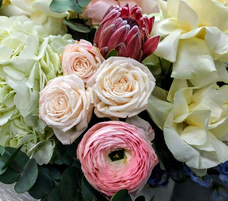 Blumensträuße mit weißen und rosaroten Blumen