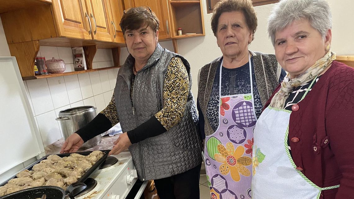Drei ältere Frauen in der Küche beim Kochen.