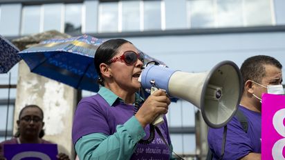 Eine Frau spricht in ein Megafon
