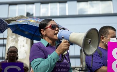 Eine Frau spricht in ein Megafon
