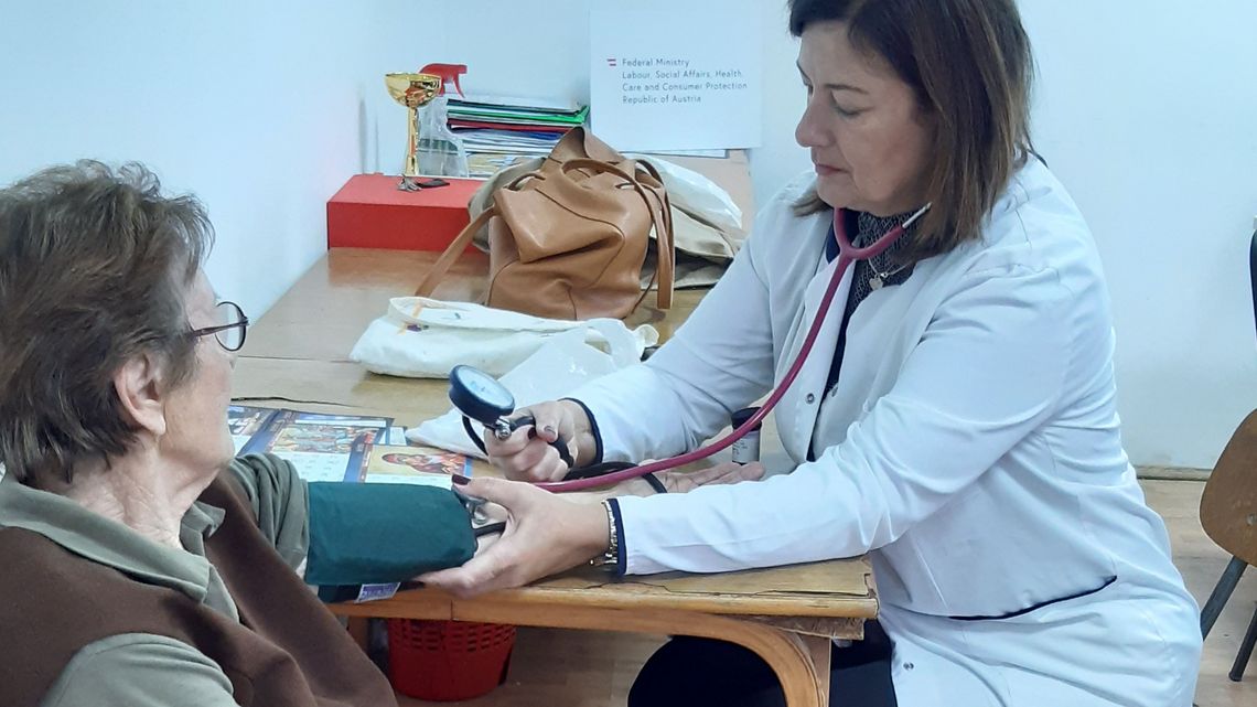 Eine Ärztin misst den Blutdruck einer älteren Frau.