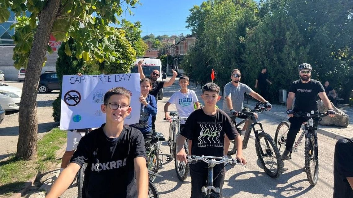 Kinder aus dem Kosovo setzen sich mit ihren Fahrrädern für einen autofreien Tag ein.