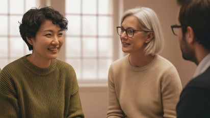 Drei Personen im Gespräch. KI generiertes Bild.