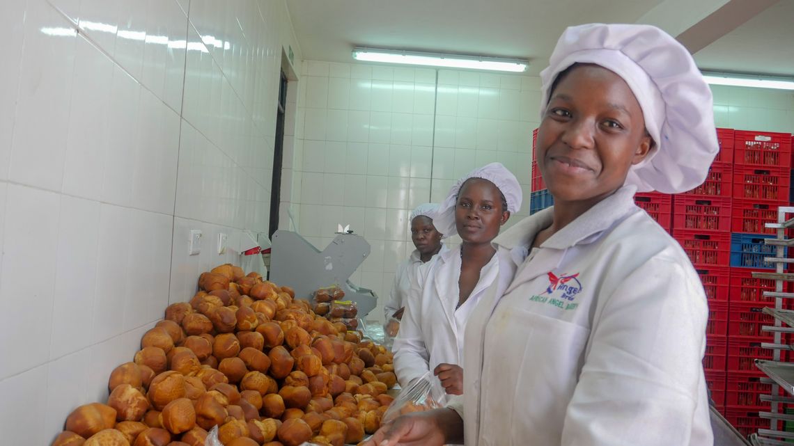 Drei Frauen in einer Bäckerei in Kenia 